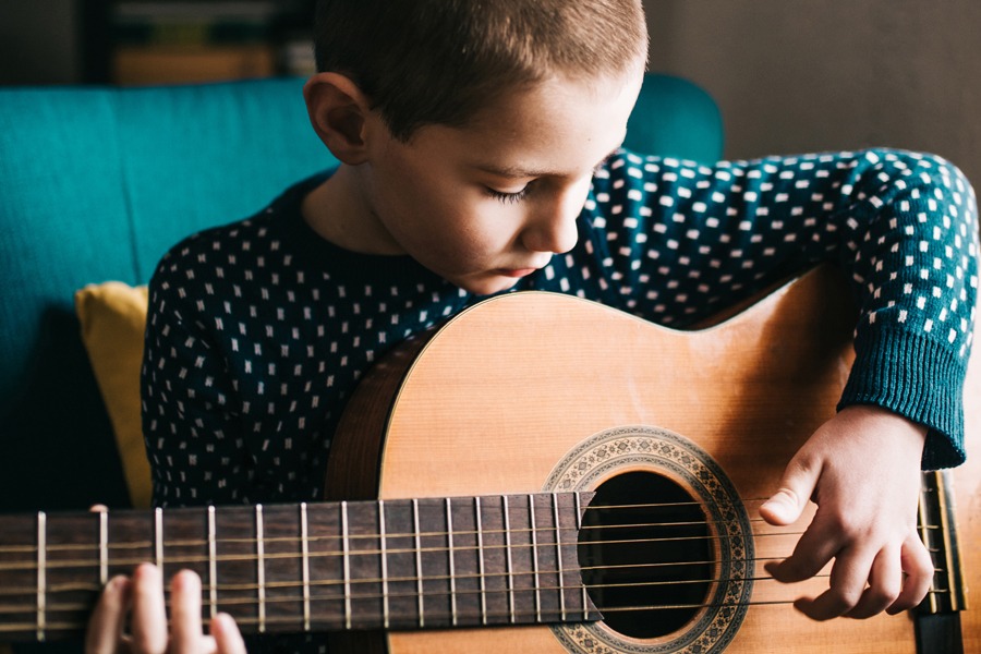 niño guitarra